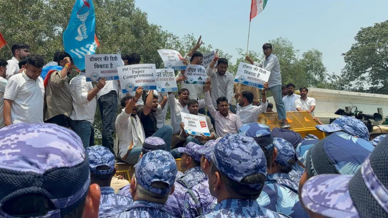 New Delhi: कई राज्यों में फैला हुआ है नीट पेपर लीक करने वालों का नेटवर्क, लाखों रुपये में बेचे गए गेस पेपर