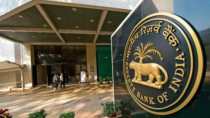 रुपये की गिरती कीमत से टेंशन में सरकार, RBI फिर अपनाएगा 2013 वाला मास्टर प्लान
