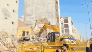 Delhi Bulldozer Action: दिल्ली के शालीमार बाग में 300 मकानों पर बुलडोजर कार्रवाई