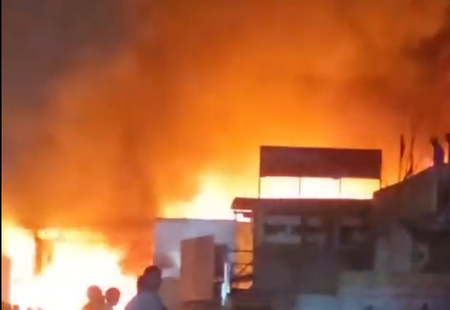 Greater Noida: शाहबेरी फर्नीचर मार्केट में भीषण आग के बाद मची अफरा-तफरी, आठ दुकानें जलकर राख