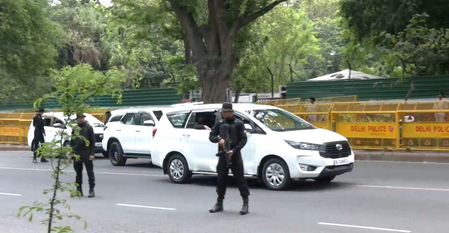 New Delhi: पीएम मोदी की अपील के बाद अमित शाह, राजनाथ सिंह, योगी आदित्यनाथ सहित कई सीएम ने छोटे किये काफिले