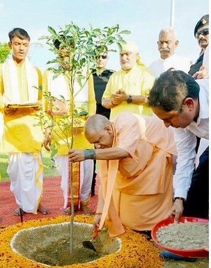 Lucknow: सीएम योगी के नेतृत्व में यूपी ने बनाया पौधरोपण का विश्व रिकॉर्ड, ‘एक पेड़ मां के नाम 2.0’ अभियान की पूरी दुनिया में गूंज