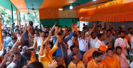 West Bengal election results: बंगभूमि में भगवा लहर, भाजपा 45 प्रतिशत वोटों के साथ 190 सीटों पर आगे, पार्टी में जश्न का माहौल