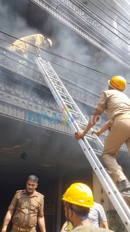 Ghaziabad: आग की भीषण लपटों के बीच फंसे मासूम बच्चे और बुजुर्ग, बड़ी मुश्किल से बचाई गई जानें