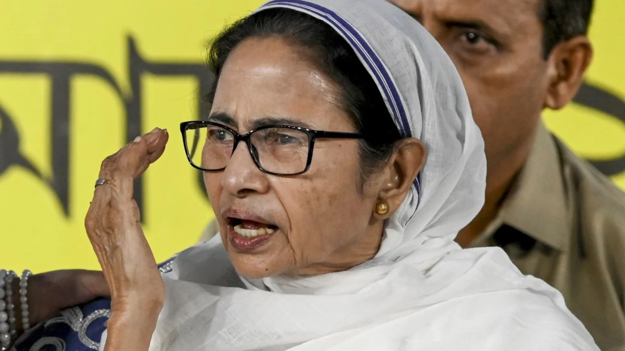 West Bengal election results: जय श्रीराम की गूंज के बीच ममता बनर्जी को जीत की उम्मीदें, कार्यकर्ताओं से कहा मैदान न छोड़े