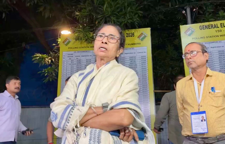 New Delhi: हार के डर से बेहद घबराई हुई हैं ममता बनर्जी, भाजपा बोली- चुनाव आयोग पर फूटेगा ठीकरा