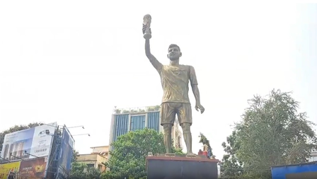 Kolkata: लेक टाउन में हिल रही है महान फुटबॉलर मेसी की मूर्ति, क्यों डरे हुए हैं लोग ?