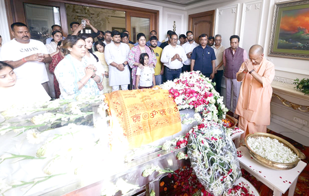 Lucknow: अपर्णा यादव के घर पहुंचे सीएम योगी, दिवंगत प्रतीक यादव को दी श्रद्धांजलि