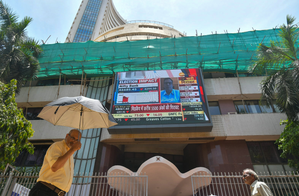 Mumbai: वैश्विक स्तर पर तनाव कम होने से शेयर बाजार में तेजी, रुपया भी मजबूत