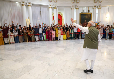 फ्रांस में पीएम मोदी का भव्य स्वागत, लगे नारे