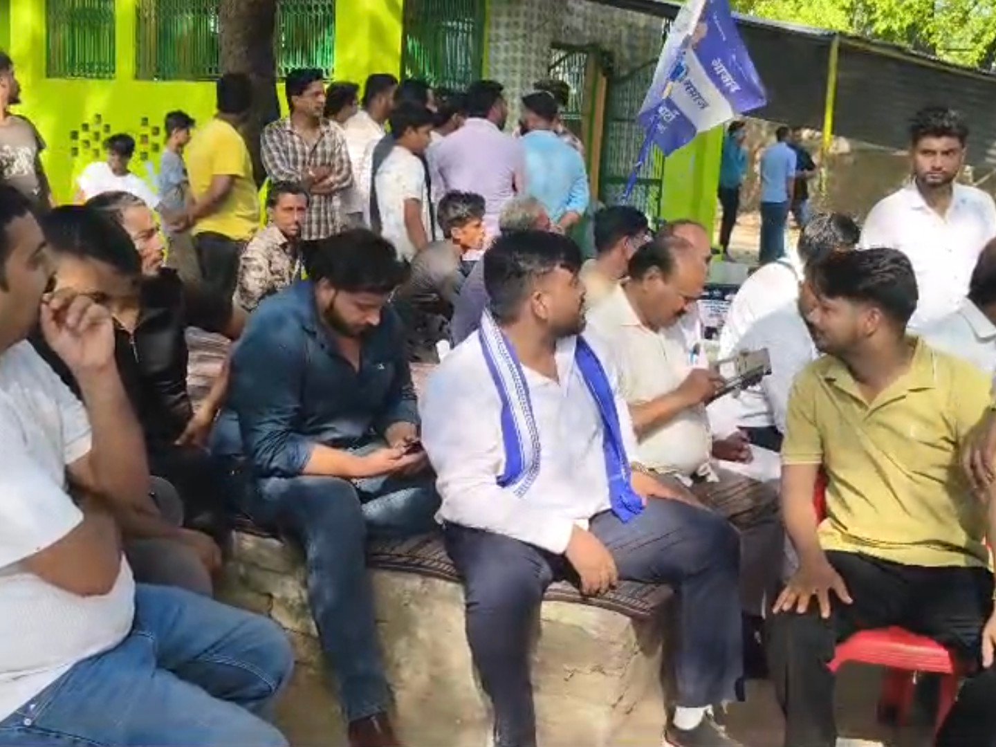 मजार की दीवार हटाने पर धामपुर में बवाल