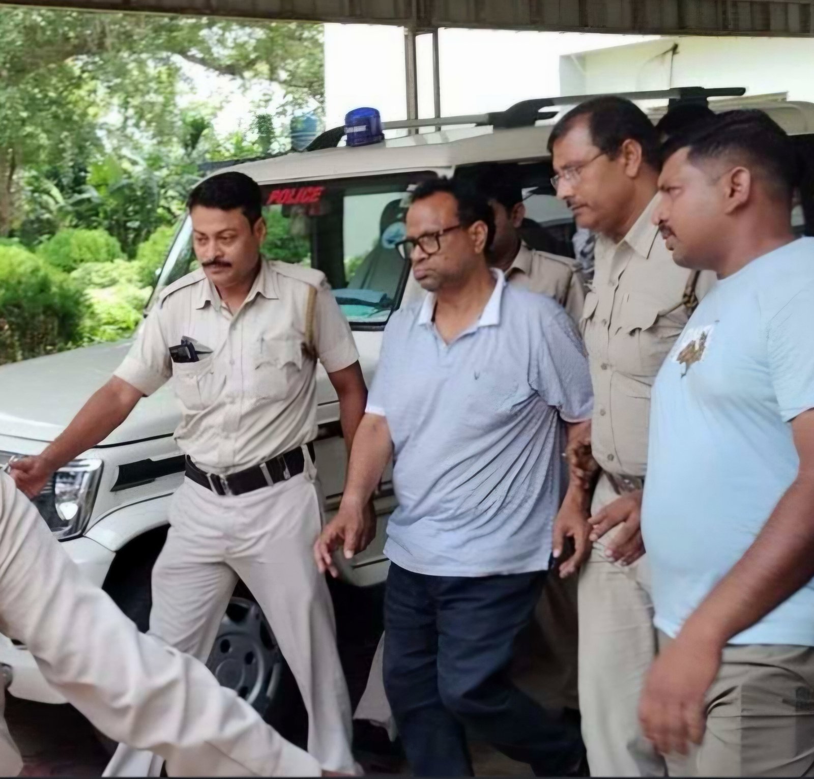 TMC MLA ARREST: पश्चिम बंगाल में सत्ता परिवर्तन के बाद कथित भ्रष्टाचार के मामलों पर कार्रवाई तेज होती दिखाई दे रही है। इसी क्रम में पूर्वी बर्दवान जिले के कालना क्षेत्र से तृणमूल