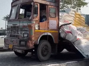 Gujarat Bus Accident: वडोदरा में बस-ट्रक टक्कर, 6 की जान गई