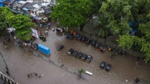 Weather Updates: मुंबई में बारिश का रेड अलर्ट, मानसून तेज