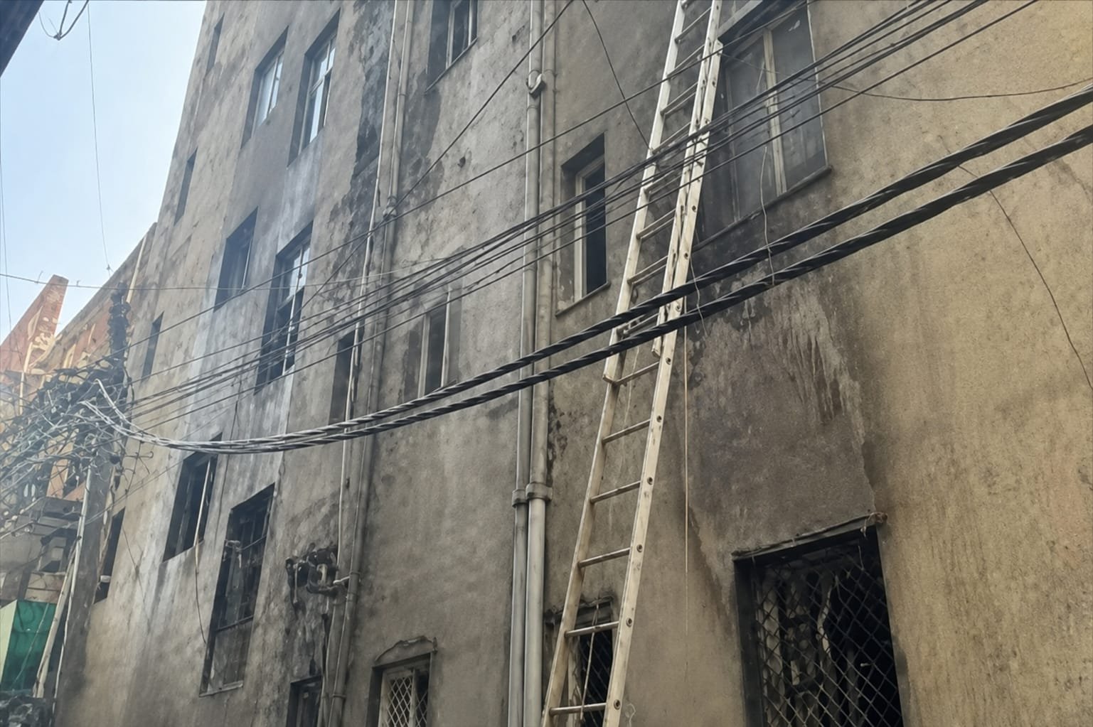 होटल में लगी भीषण आग से मची अफरा-तफरी