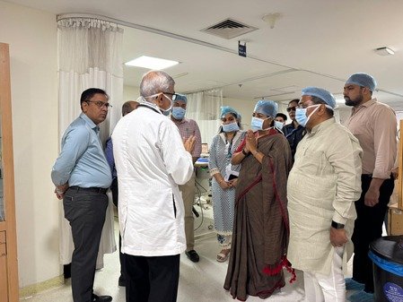 मालवीय नगर अग्निकांड के पीड़ितों से मिलने पहुंचीं CM रेखा गुप्ता