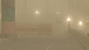 Delhi Storm: दिल्ली में 128 किमी की आंधी, 25 साल बाद रिकॉर्ड