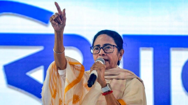 ममता बनर्जी के खिलाफ एफआईआर दर्ज