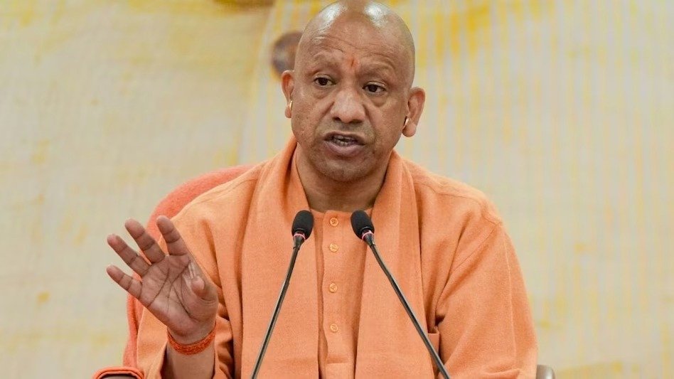 रील बनाने वाले पुलिसकर्मी को CM योगी की चेतावनी