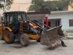 Sitapur SP Office Demolished: सीतापुर में सपा कार्यालय पर चला बुलडोजर
