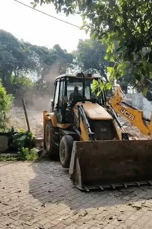 सीतापुर में सपा कार्यालय पर चला बुलडोजर