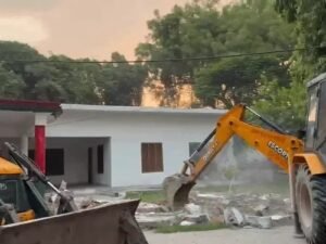 सीतापुर में सपा कार्यालय पर चला बुलडोजर