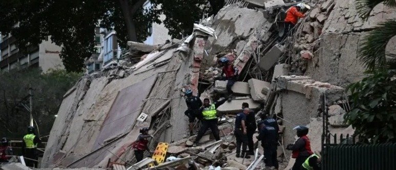 Mehrauli Building Collapse: महरौली में तोड़फोड़ के दौरान 300 गज की इमारत ढही, मलबे में कई लोगों के दबने की आशंका