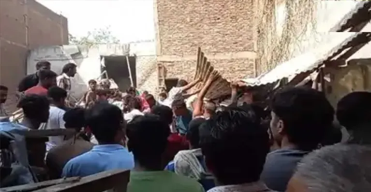 दिल्ली में सिलिंडर धमाके से इमारत गिरी, कई लोग घायल