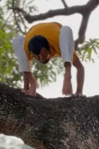 International Yoga Day: रबर बॉय ने पेड़ पर किया योग, 8 साल की बच्ची ने चौंकाया