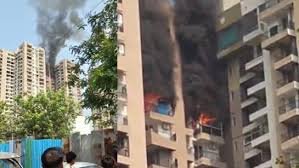 नोएडा 21वीं मंजिल के फ्लैट में आग लगी