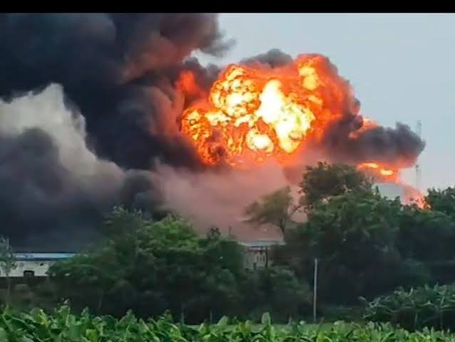कौशांबी LPG टैंकर हादसा, टोल प्लाजा में आग