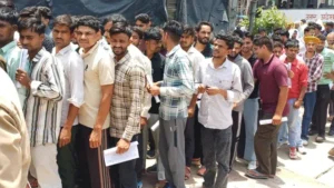 UP Police Exam: बाथरूम में मोबाइल से नकल करते पकड़ा गया अभ्यर्थी
