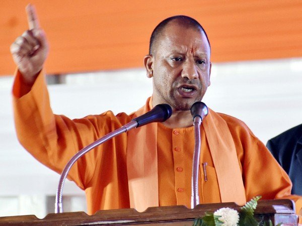 Rampur Development Projects: रामपुर में सीएम योगी ने खोला सौगातों का पिटारा, ₹690 करोड़ की परियोजनाओं के साथ बच्चों को मिलेंगे लैपटॉप, युवाओं को चेक