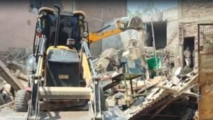 Mukundpur Cylinder Blast: दिल्ली में सिलिंडर धमाके से इमारत गिरी, कई लोग घायल