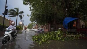 Delhi NCR Rain Alert: दिल्ली में बारिश, IMD का रेड अलर्ट