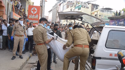 प्रयागराज हत्याकांड: 12 घंटे शवों के बीच रहा आरोपी