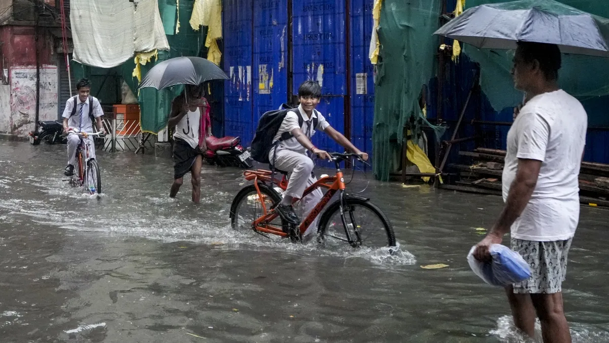 मुंबई में बारिश का रेड अलर्ट, मानसून तेज