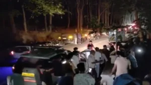 नैनीताल में टेंपो ट्रैवलर खाई में गिरी