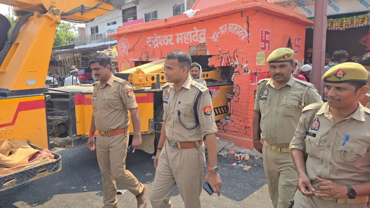 Up News: मिर्जापुर: मंदिर में जा घुसी क्रेन, बचे श्रद्धालु