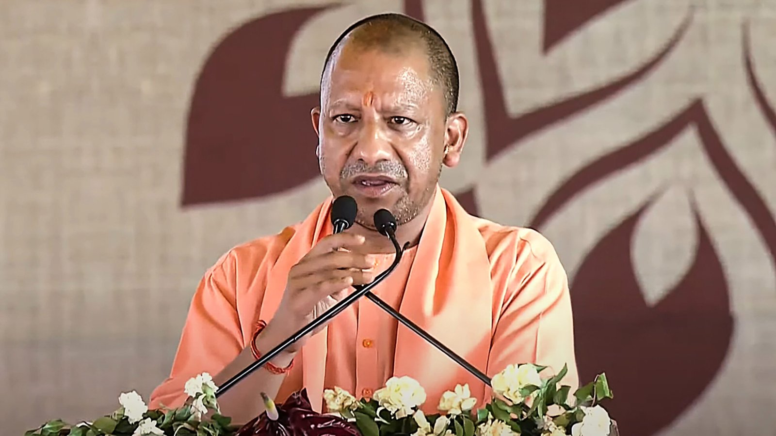 Yogi Adityanath: सीएम योगी का बड़ा एक्शन सड़क खोदकर छोड़ने वाले ठेकेदारों पर होगी FIR, बिजली चोर और लापरवाह अफसर भी रडार पर