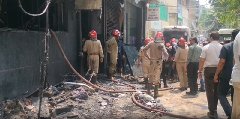 New Delhi: आग में इतनी बुरी तरह झुलस गए कि बड़ी मुश्किल से पहचान पाए परिजन, अपनों को खोने का दर्द