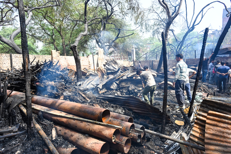 New Delhi: मौलाना आजाद मेडिकल कॉलेज के पीछे भड़की भीषण आग, 30 झुग्गियां जलकर खाक