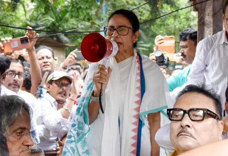 Kolkata: ममता बनर्जी के खिलाफ FIR दर्ज, गृह मंत्रालय के खिलाफ भड़काऊ बयान देने का आरोप