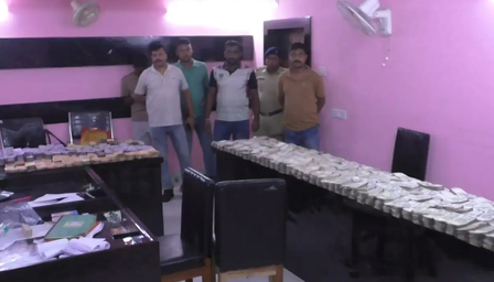 Kolkata: प्राइवेट स्कूल से जब्त किए 1.44 करोड़ रुपए, अलमारी में मिला कंडोम का पैकेट