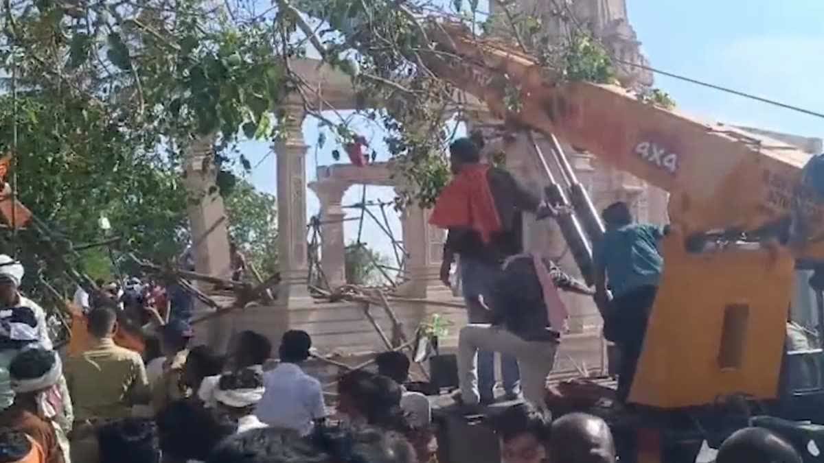 Maharashtra: मंदिर में प्रसाद ले रहे थे श्रद्धालु, अचानक गिर गई छत, 7 मरे, 40 घायल
