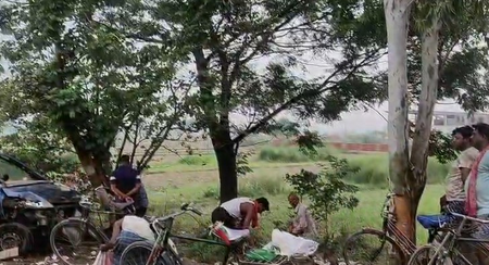 Gopalganj: कार पेड़ से टकराई, सड़क पर बिखर गई शराब की बोतलें, टूट पड़े लोग, बोरे-गमछे और थैले भरकर ले गए