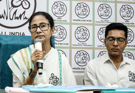 Kolkata: ममता बनर्जी को एक और झटका, अवमानना के मामले में हाईकोर्ट का नोटिस