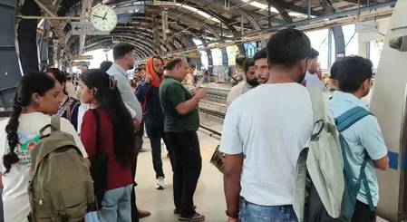 Noida: मेट्रो के सामने कूदा व्यक्ति, यात्रियों में मची अफरा-तफरी, मेट्रो सेवाएं प्रभावित