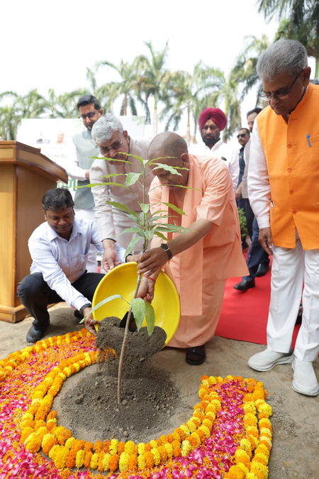 New Delhi/Lucknow: सीएम योगी के जन्मदिन पर कहीं विशेष पूजा-अर्चना तो कहीं बंटी मिठाइयां, मिल रही शुभकामनाएं