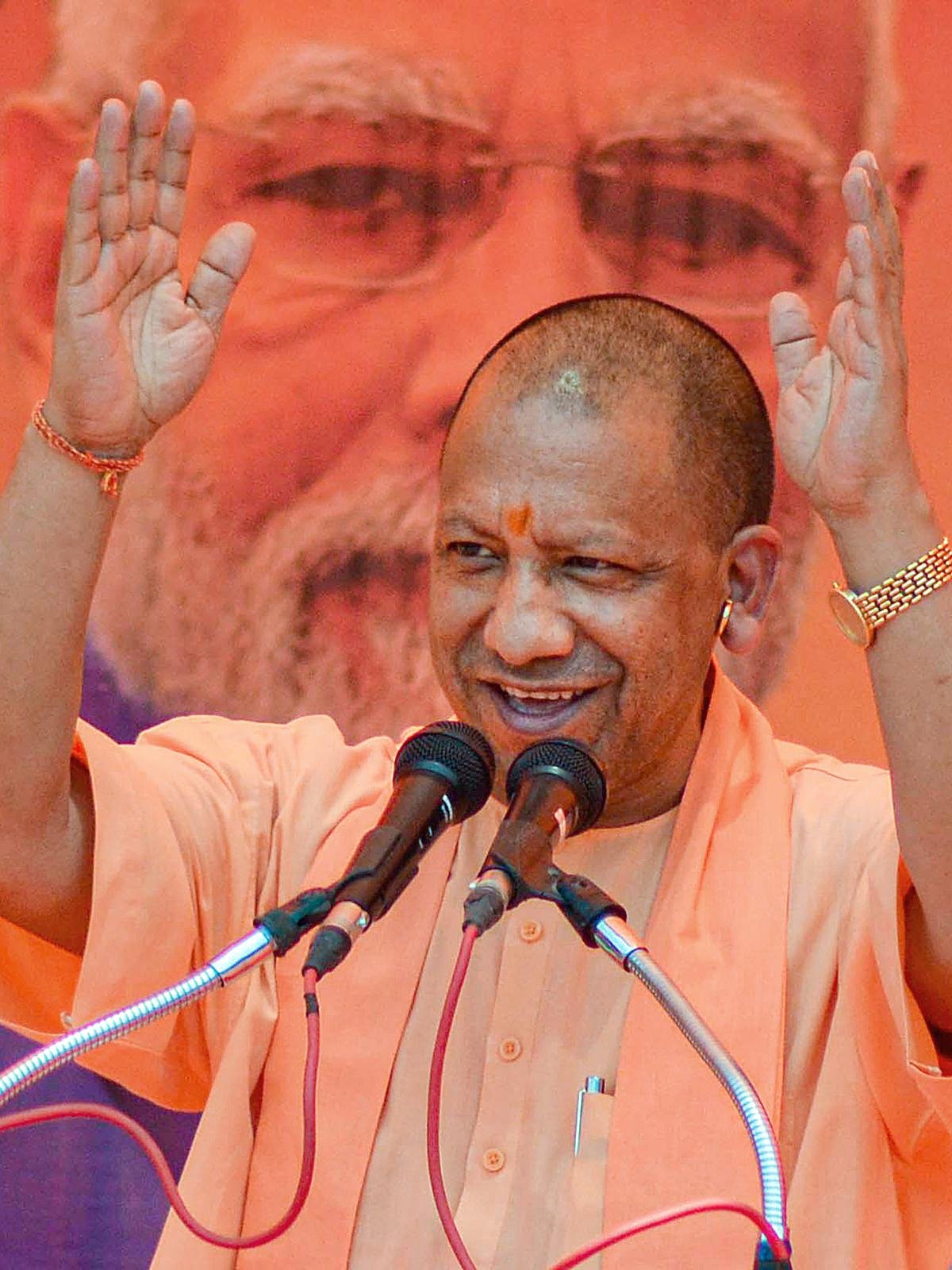 Yogi Adityanath: आगरा में सीएम योगी का सख्त संदेश, विकास योजनाओं में नहीं चलेगा कोई घोटाला